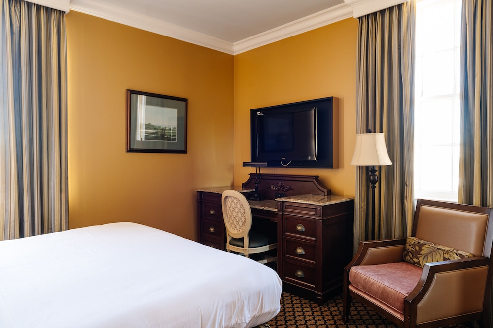 King Room (24/7 Front Desk) - Photo 4