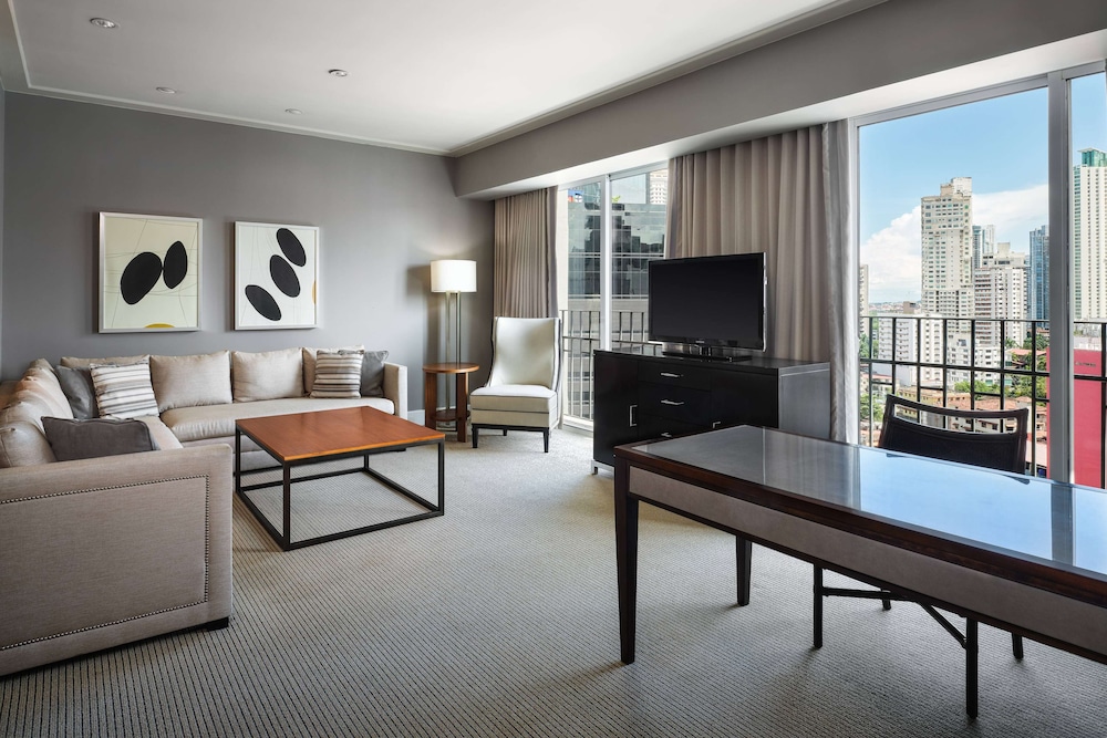 Premier Suite, 1 King Bed, Non Smoking, Kitchen (Tower) - Photo 1