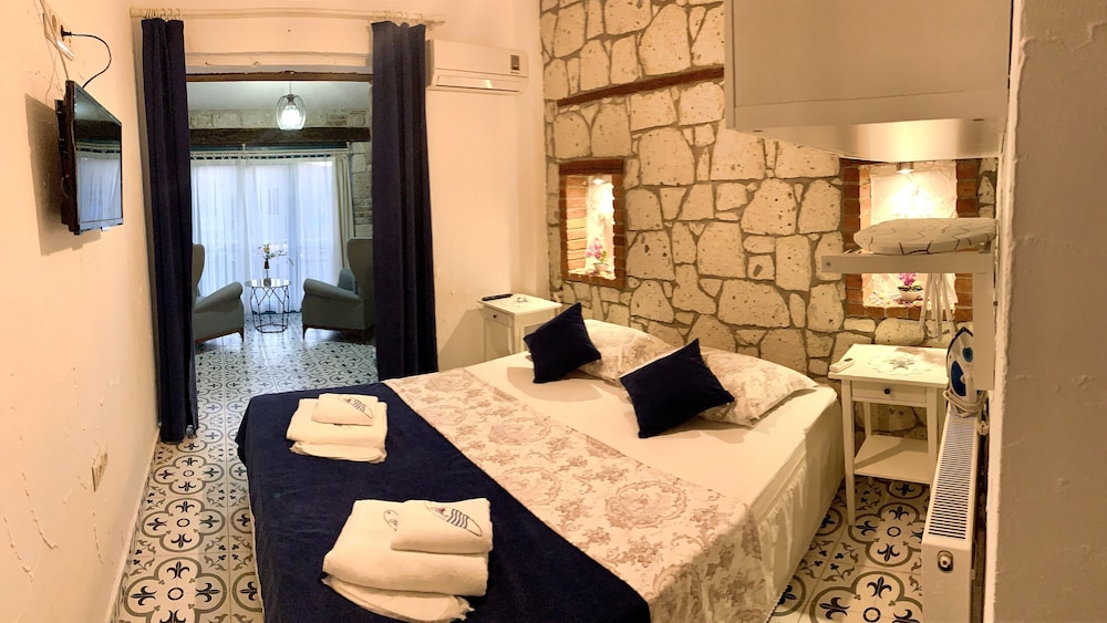 Basic Room, Multiple Beds, Pool View