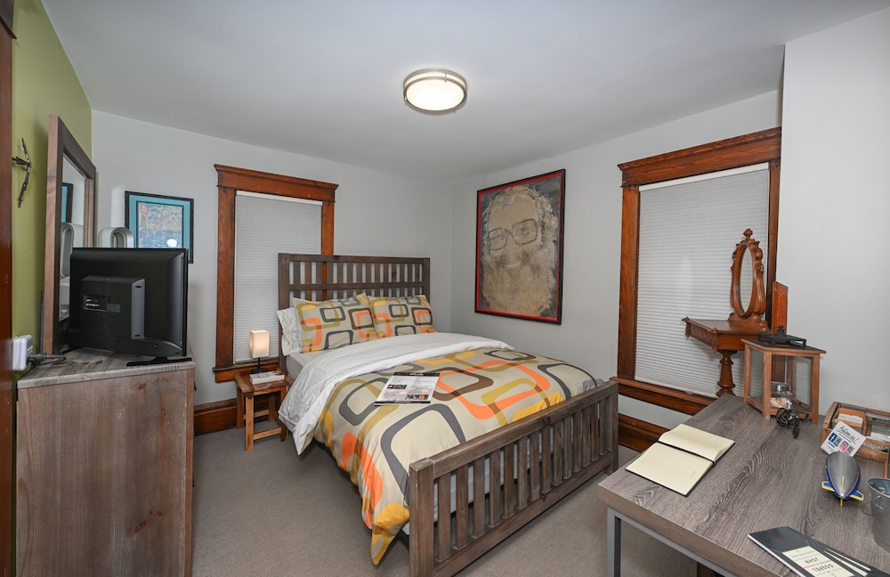 3.Big Louie Room - Bedroom 3: Queen Bed, Non-Smoking