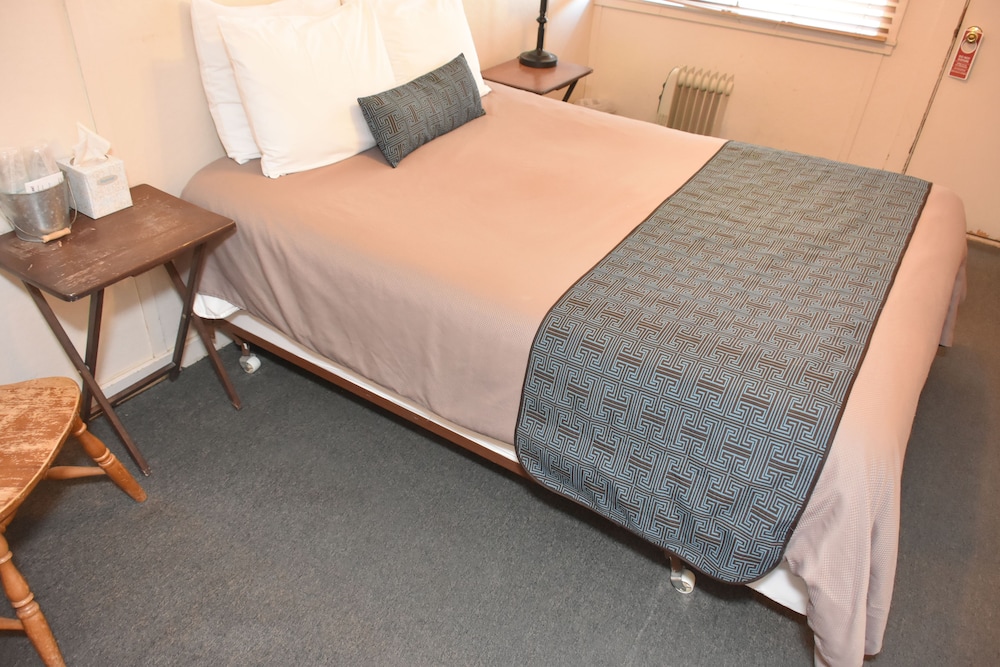Basic Room, 1 Queen Bed photo 2