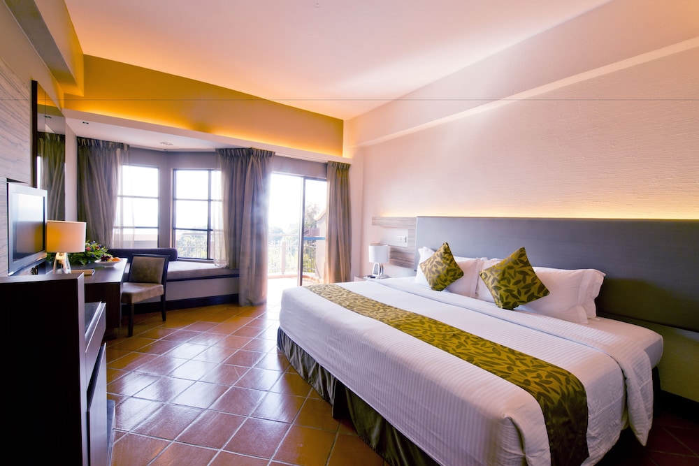 Deluxe Sea Front King Room - Photo 5