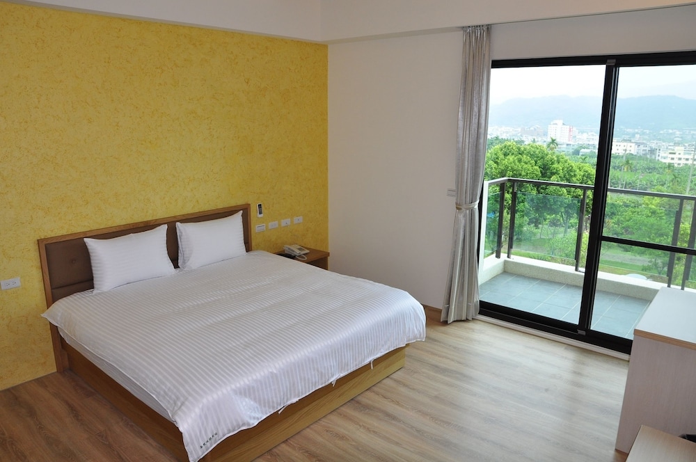 Comfort Room, Multiple Beds, Mountain View (302) photo 1