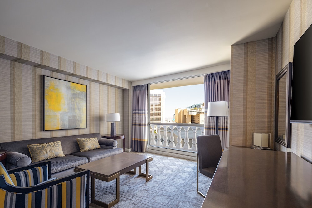 Julius Executive Studio Suite King Strip View Non-Smoking - Photo 1