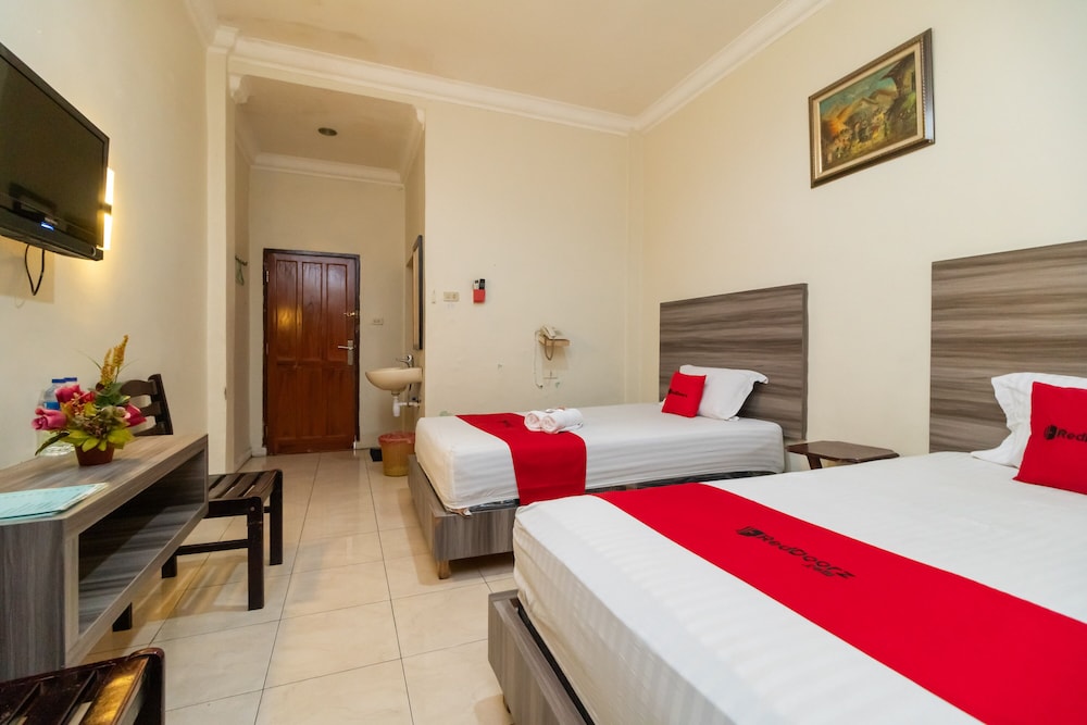 Twin Room (RedDoorz) - Photo 2