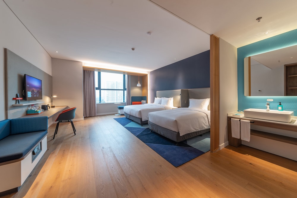 Room, Multiple Beds (Standard Air) - Photo 1