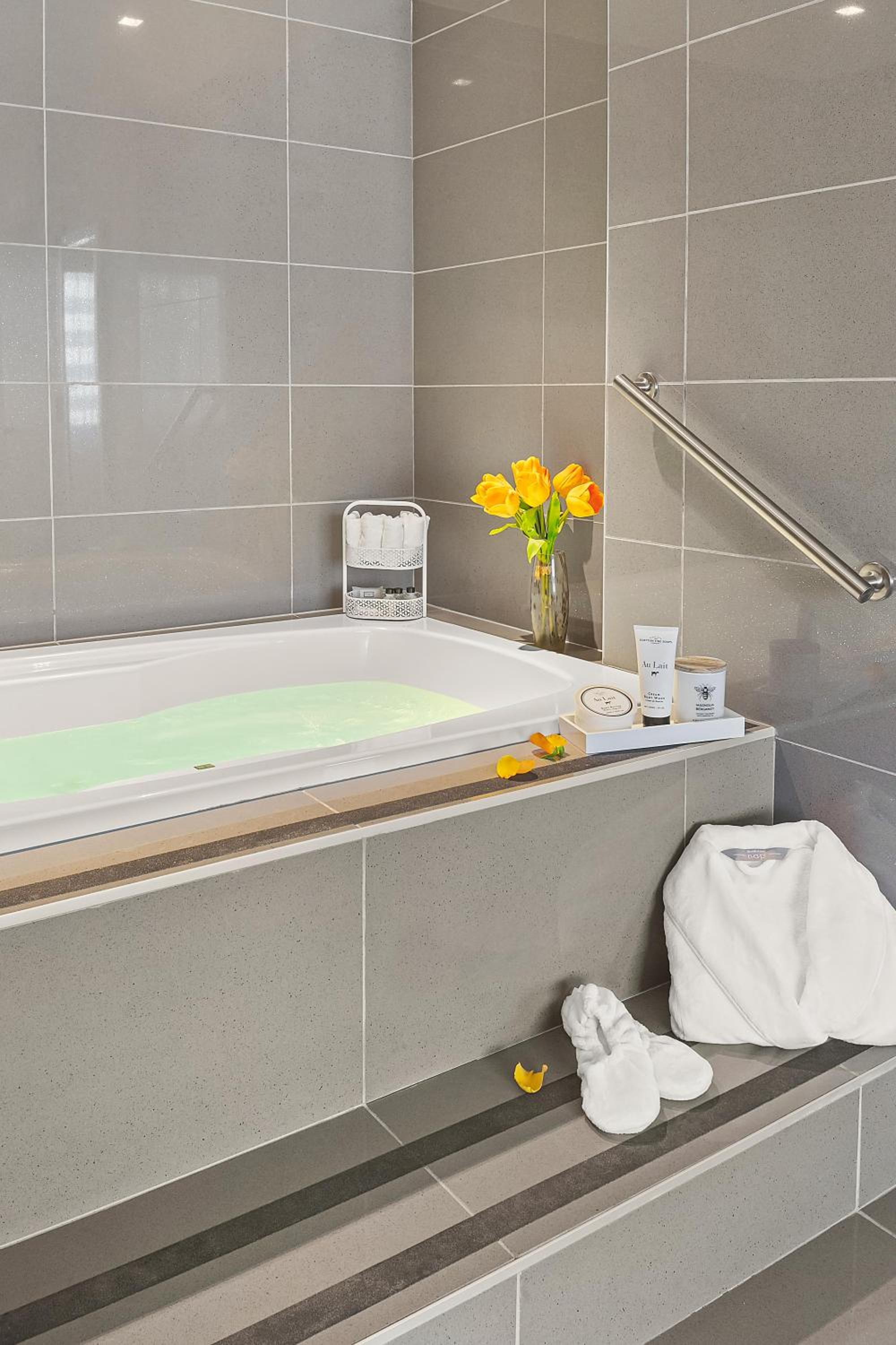 Suite with Hot Tub photo 2