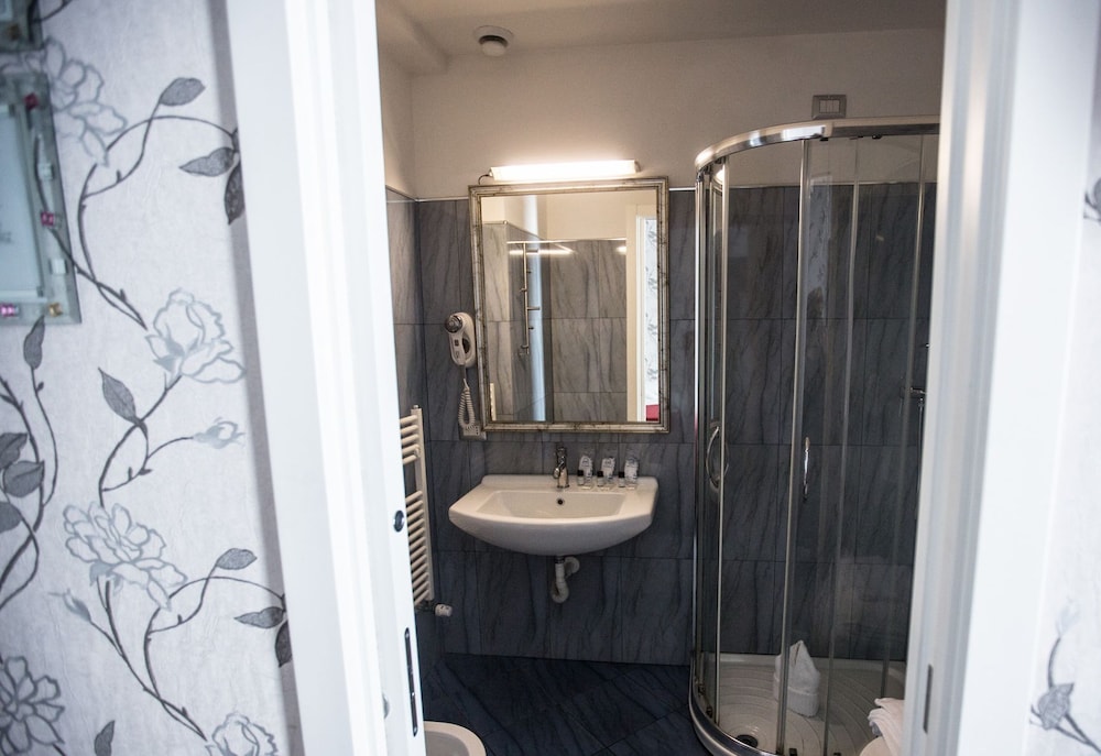 Double or Twin Room - Photo 7