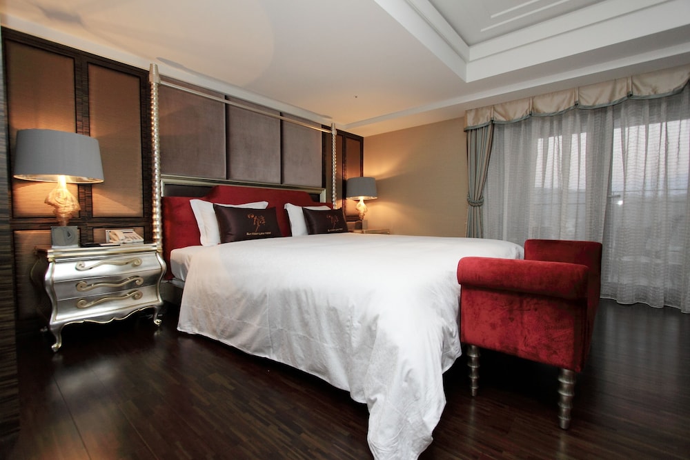Grand Suite, 1 King Bed, Non Smoking, Lake View photo 2