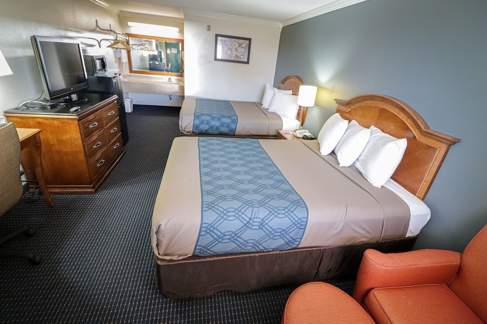 Room, 2 Queen Beds, Non Smoking - Photo 5