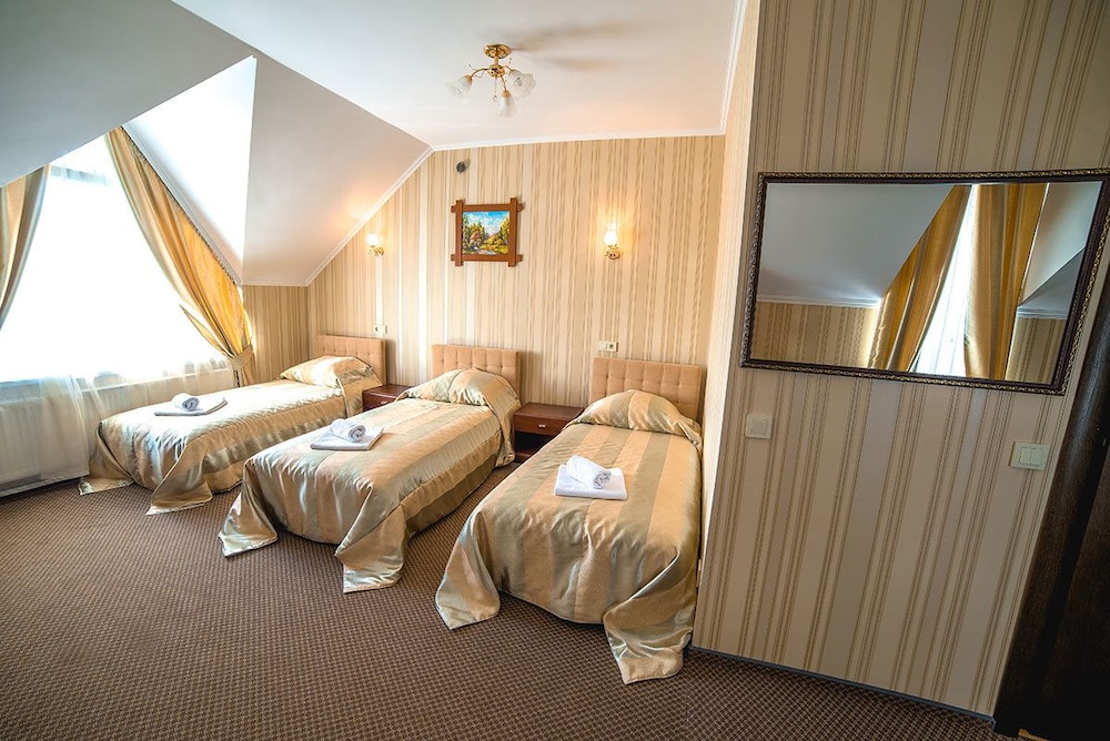 Standard Room, 3 Twin Beds photo 3