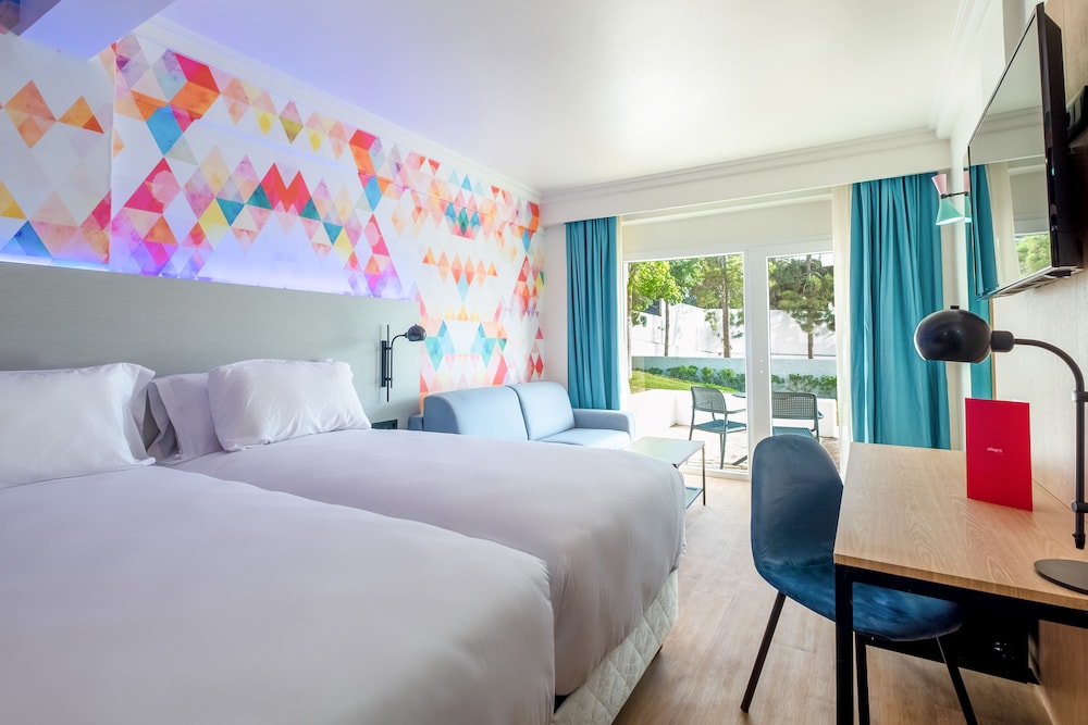 Deluxe Room, Garden View - Photo 2