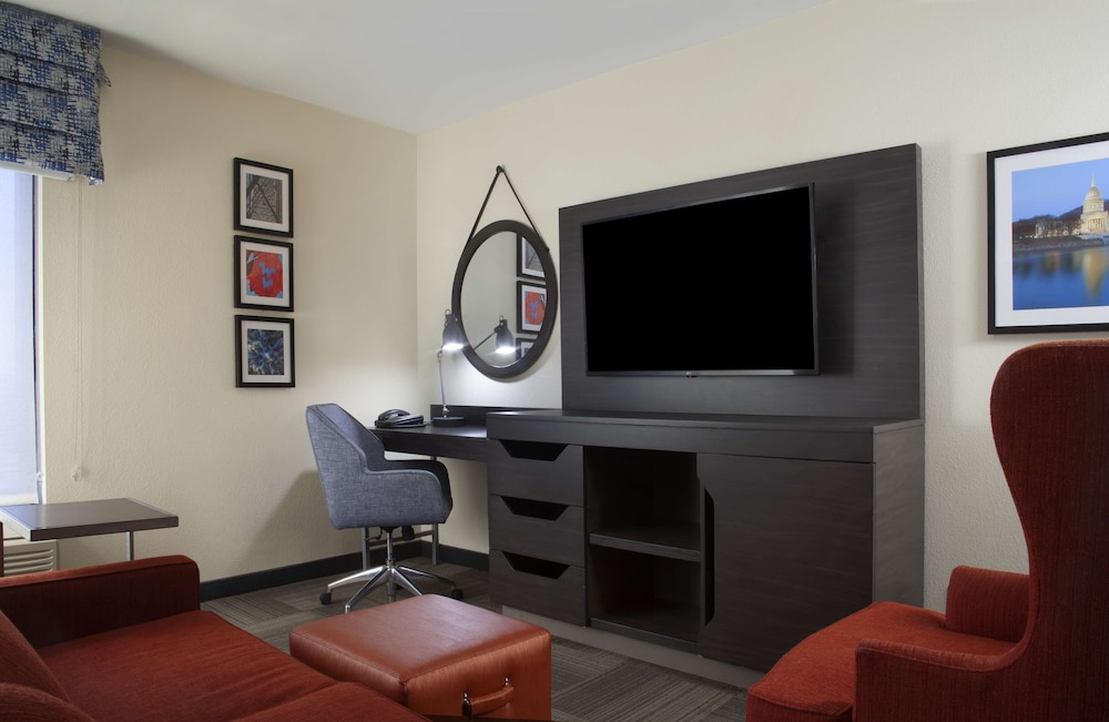 Deluxe Room, 1 King Bed, Accessible (Hearing) - Photo 1