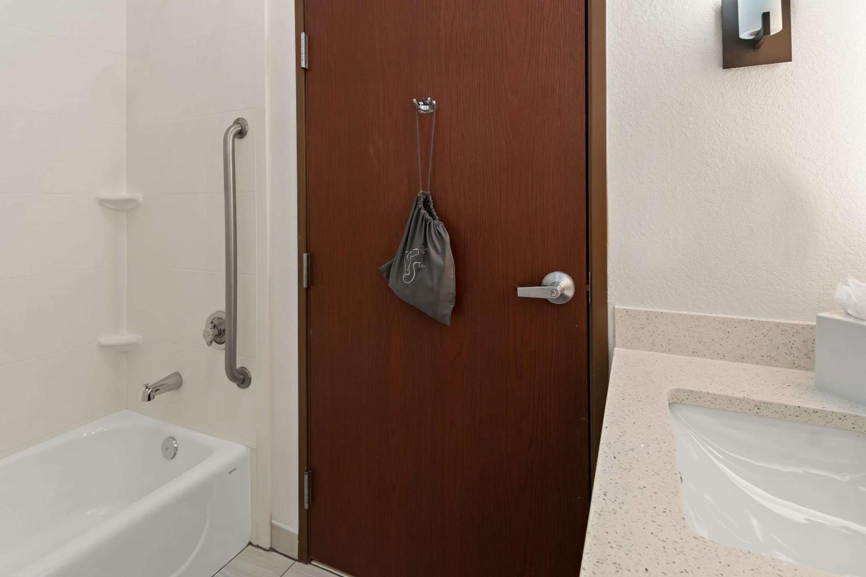 King Suite - Non-Smoking - Photo 12