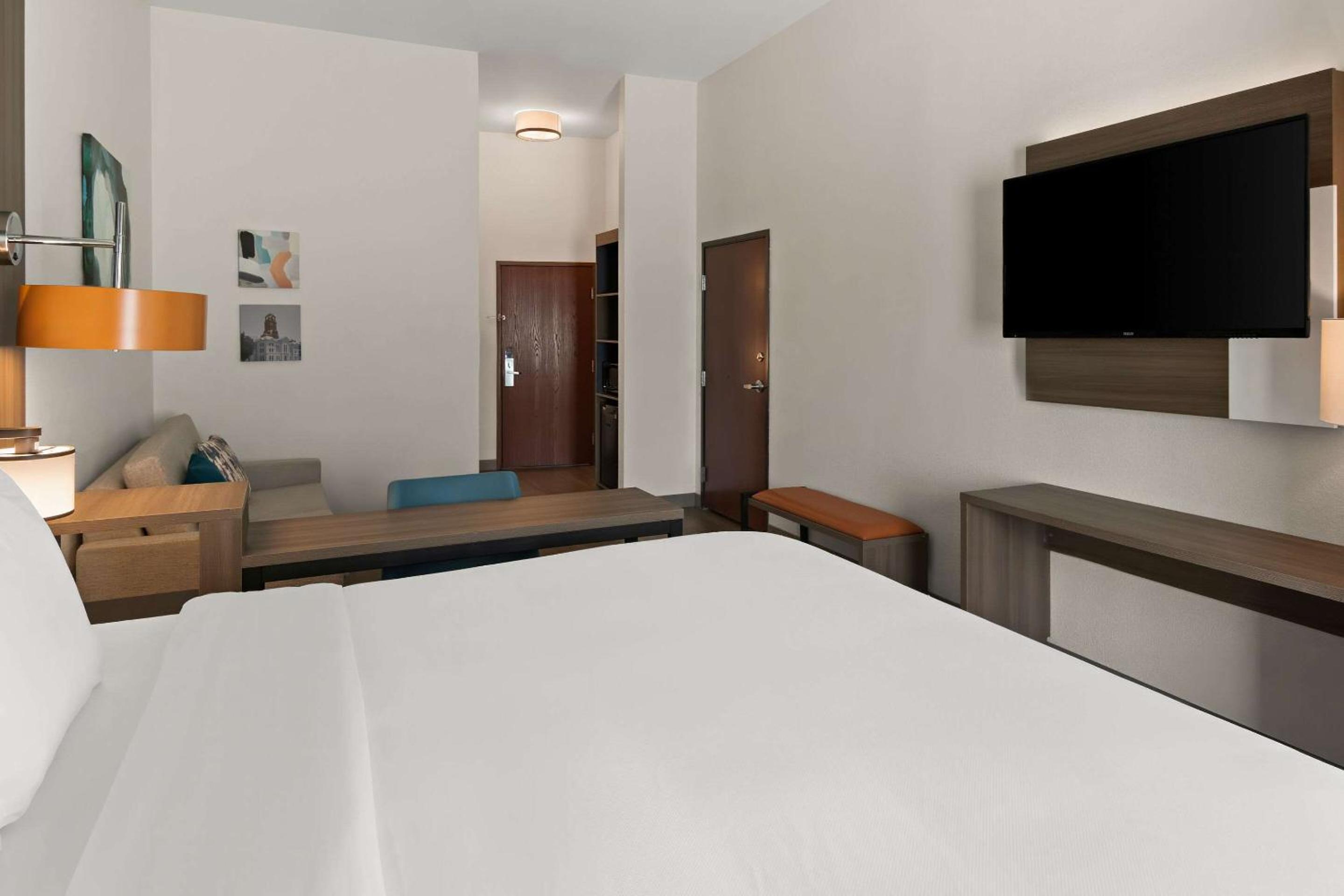 King Suite - Non-Smoking - Photo 5