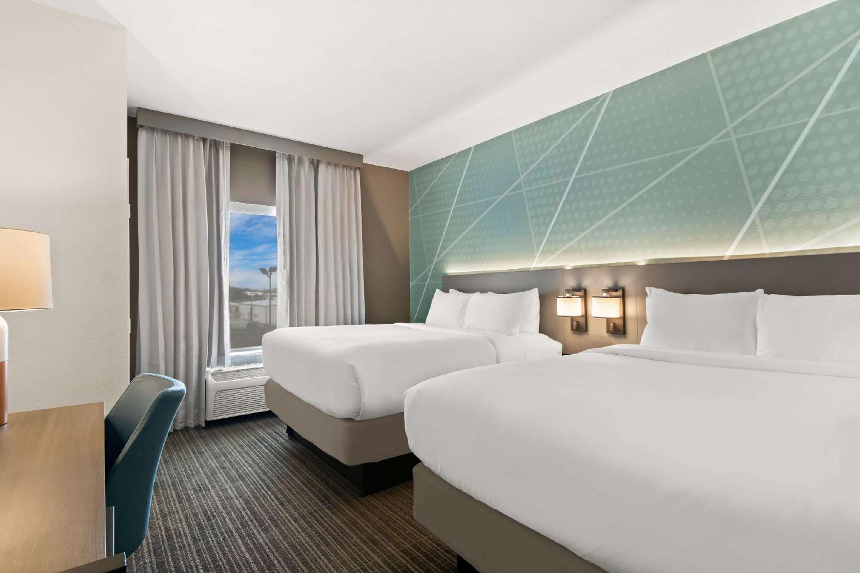 Queen Suite with Two Queen Beds - Non-Smoking - Photo 3