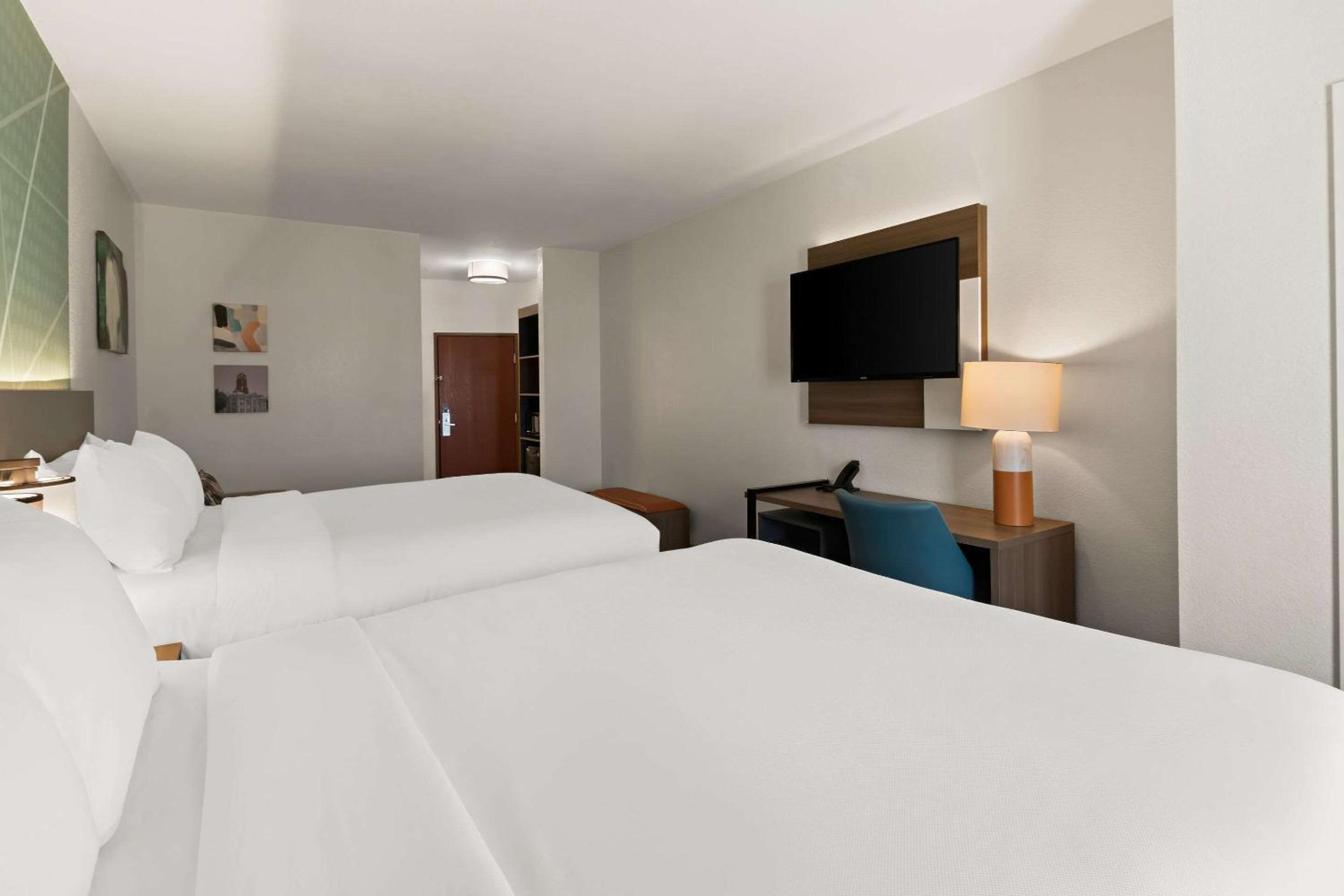 Queen Suite with Two Queen Beds - Non-Smoking - Photo 14