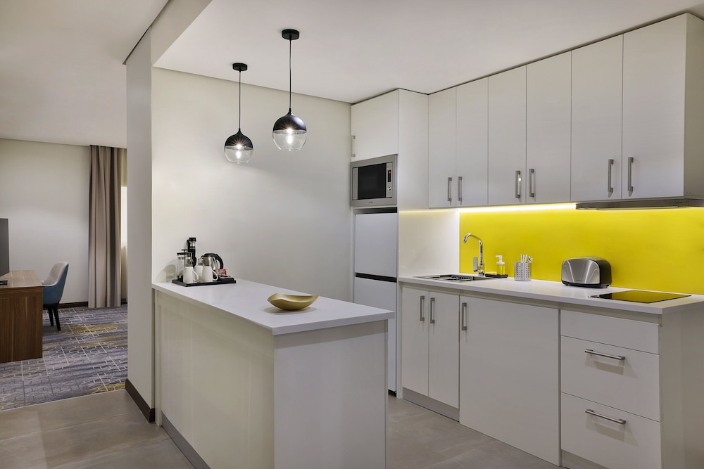 Suite, 1 Bedroom, Smoking, Kitchen - Photo 7