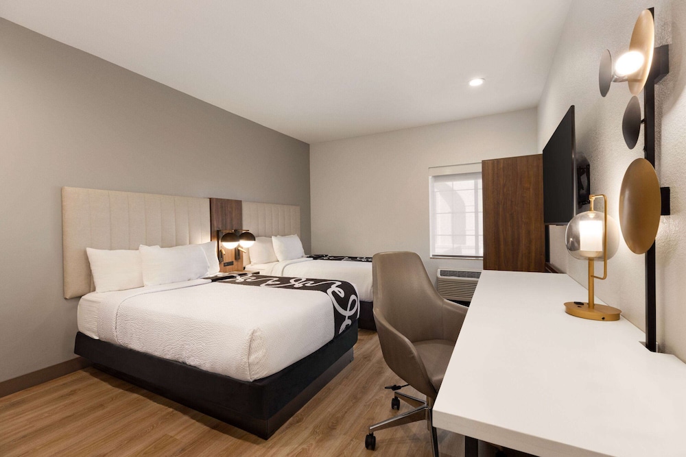 Room, 2 Double Beds - Photo 1