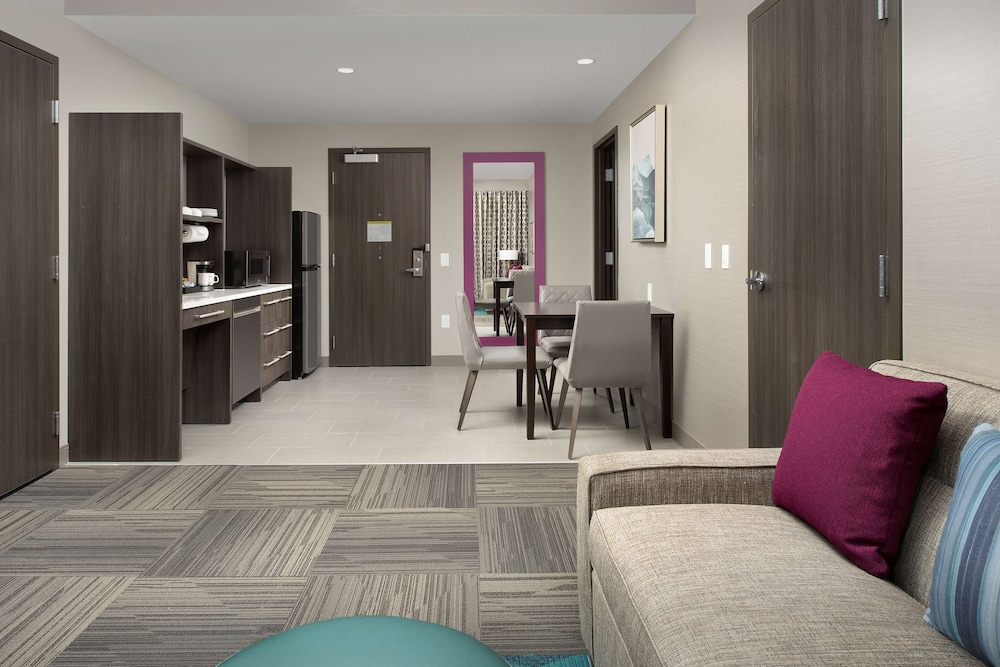 Suite, 1 King Bed, Accessible (Mobility & Hearing, Roll-in Shower)