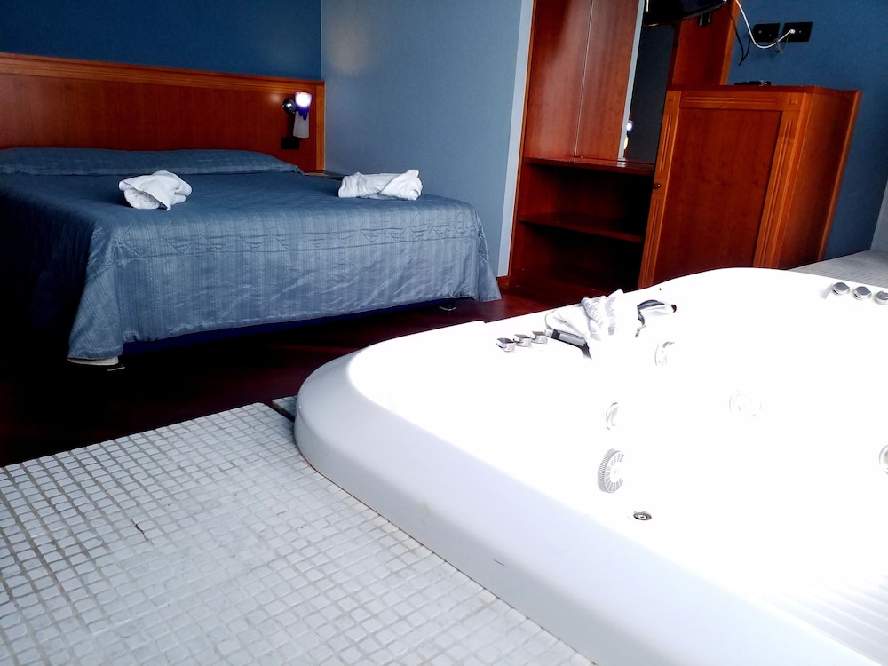 Deluxe Suite, Hot Tub - Photo 5