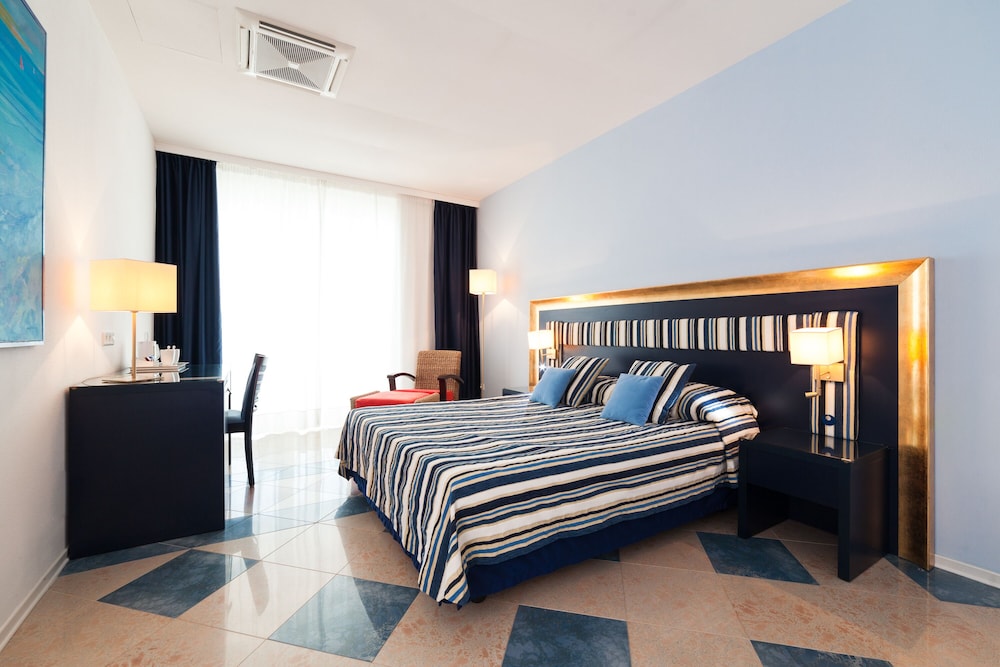Superior Double Room, 1 King Bed, Sea View - Photo 1