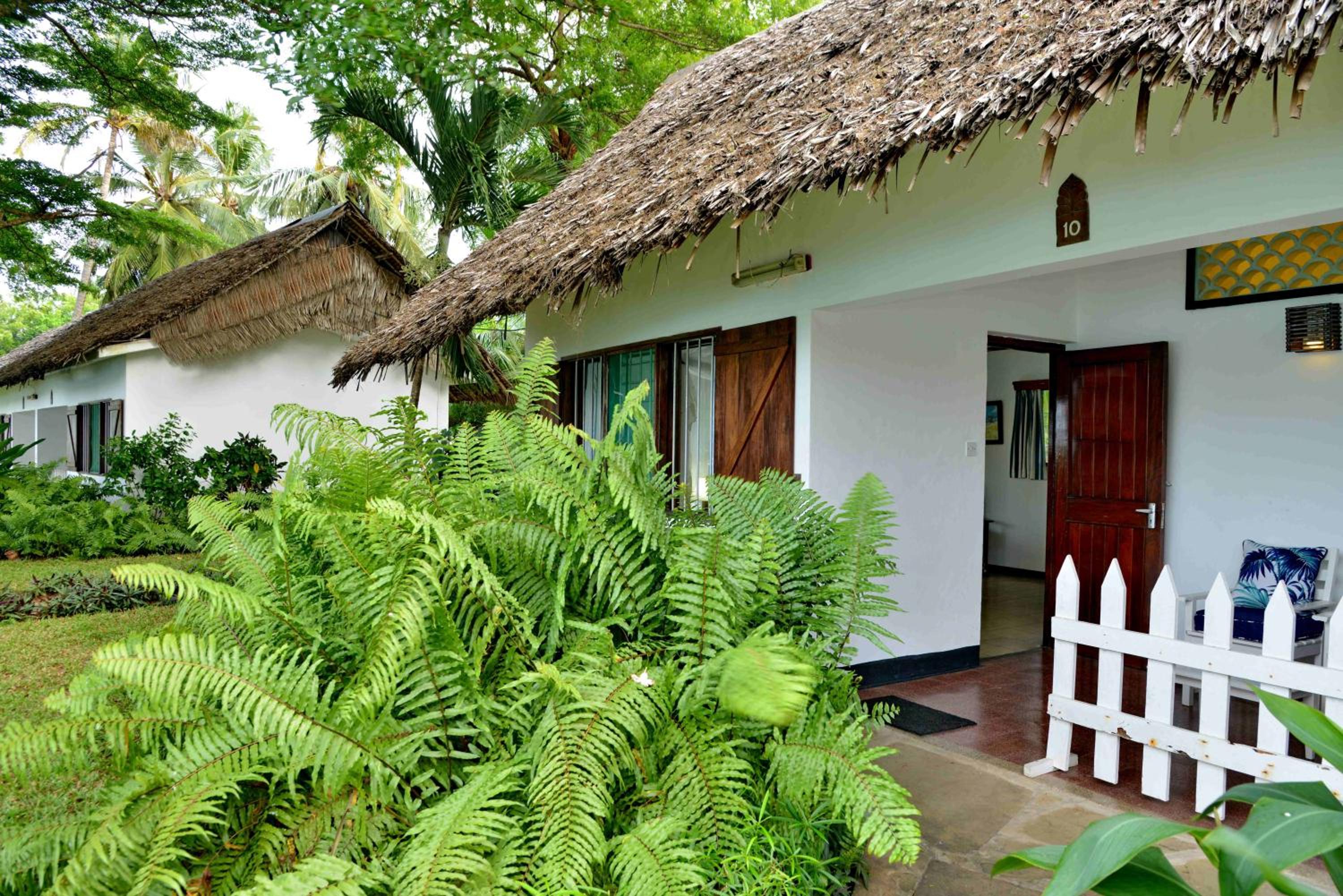 Double or Twin Room with Pool View - Photo 2