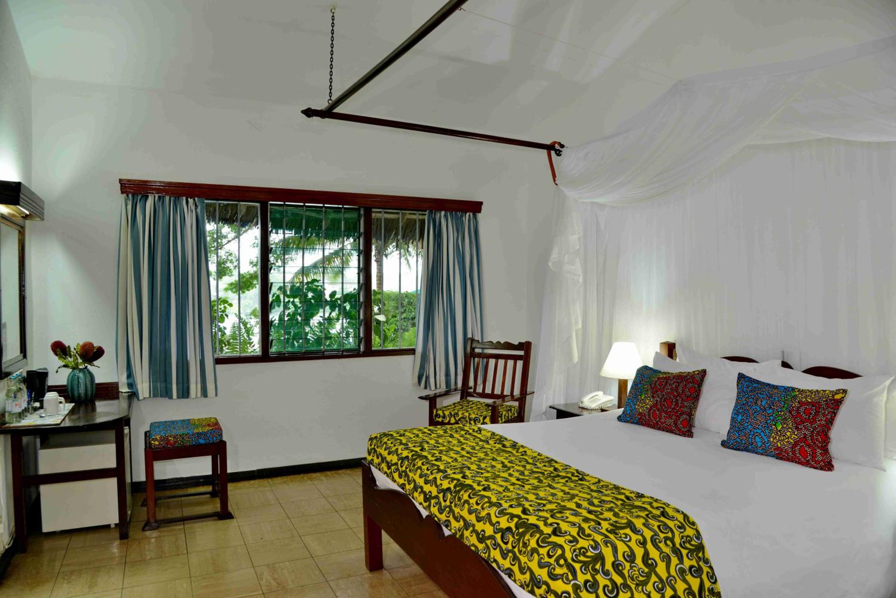Double or Twin Room with Pool View - Photo 3