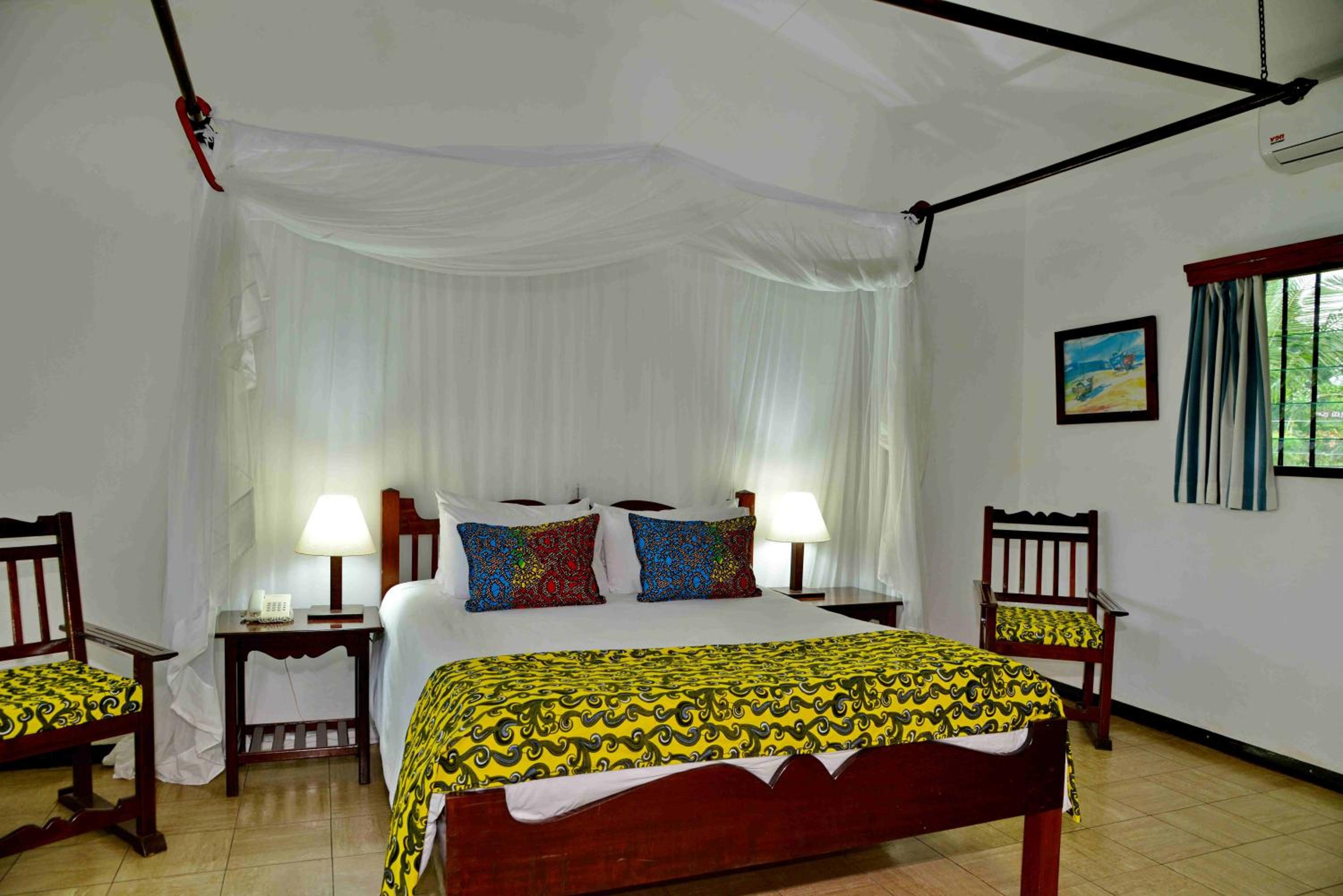 Double or Twin Room with Pool View - Photo 4