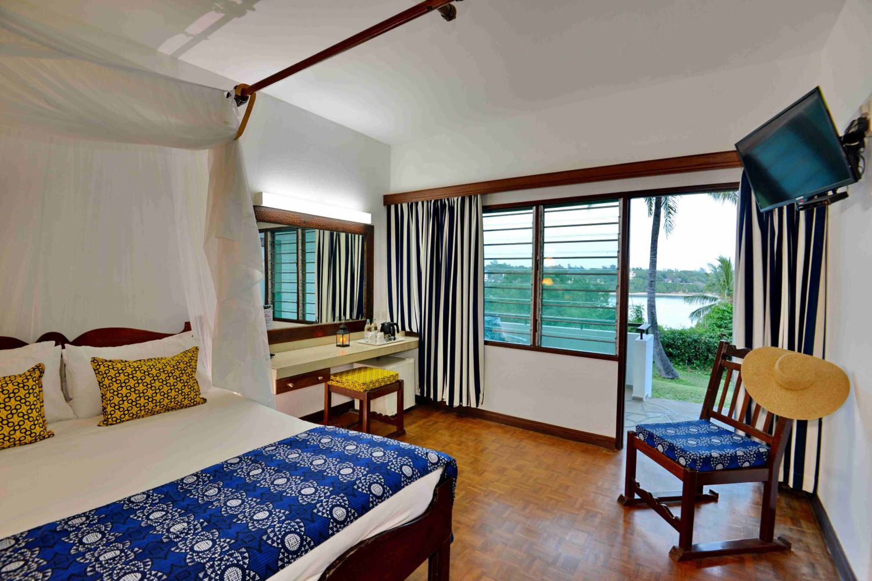 Double or Twin Room with Sea View - Photo 3