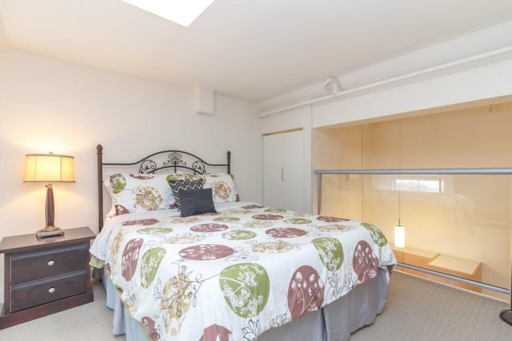 Condo, Multiple Beds (Central Victoria A)