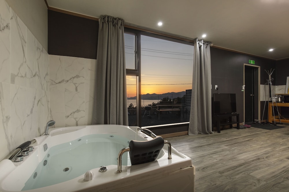 Deluxe Room - Room 101, Room 102 randomly assigned (spa bath available once a day) photo 1