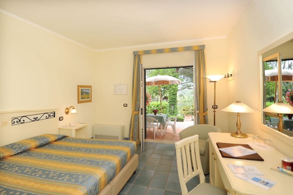 Double or Twin Room, Balcony, Garden View photo 2