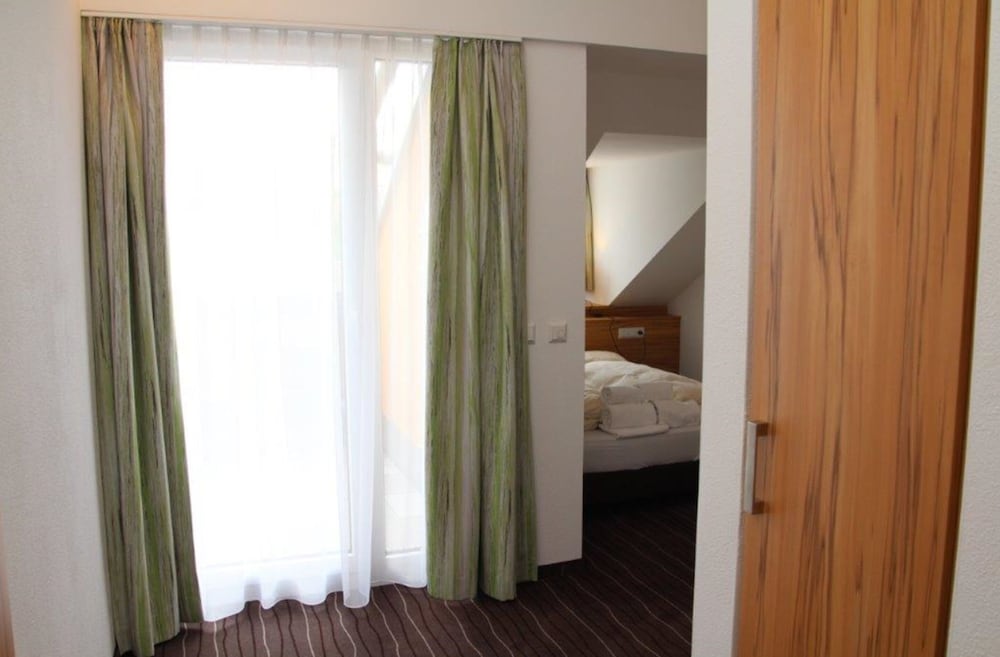 Exclusive Studio Suite, 2 Twin Beds, Kitchen, Garden View photo 3