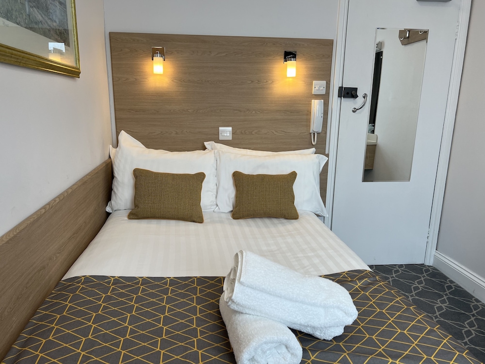 Basic Double Room, Shared Bathroom photo 2