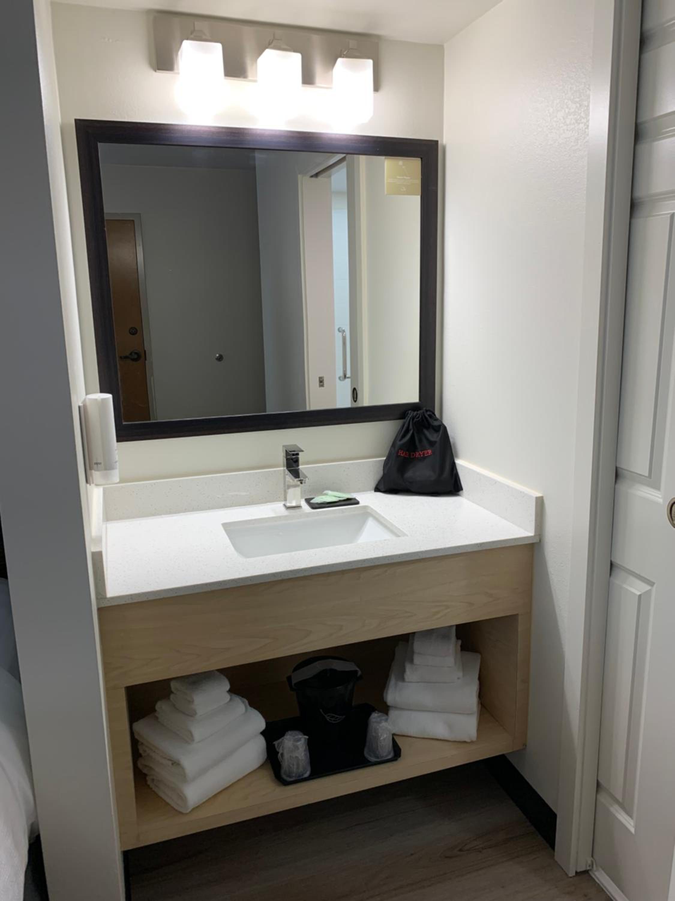 Quadruple Room with Two Queen Beds - Non Smoking - Photo 1