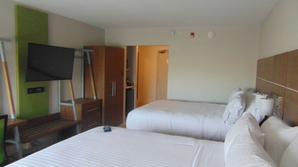 Standard Room, 2 Queen Beds, Accessible (Communications/Mobility Accessible) - Photo 7