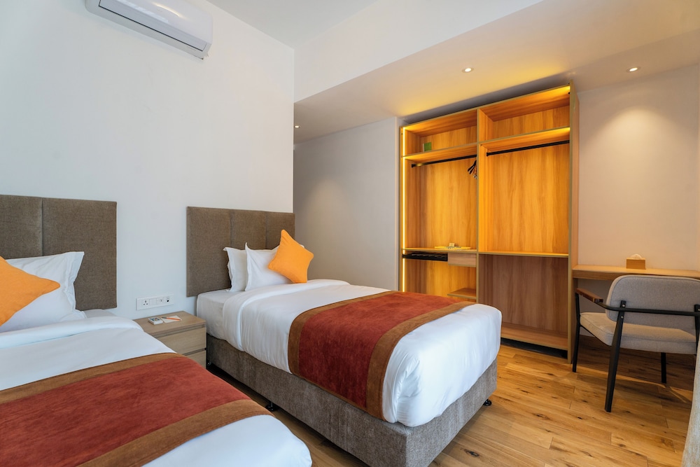 Executive Suite - Photo 4