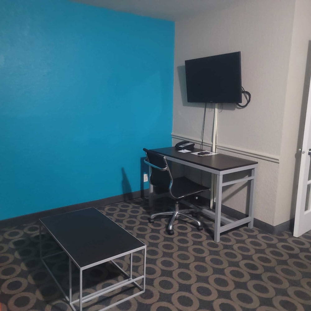 Suite, 1 King Bed, Non Smoking - Photo 14