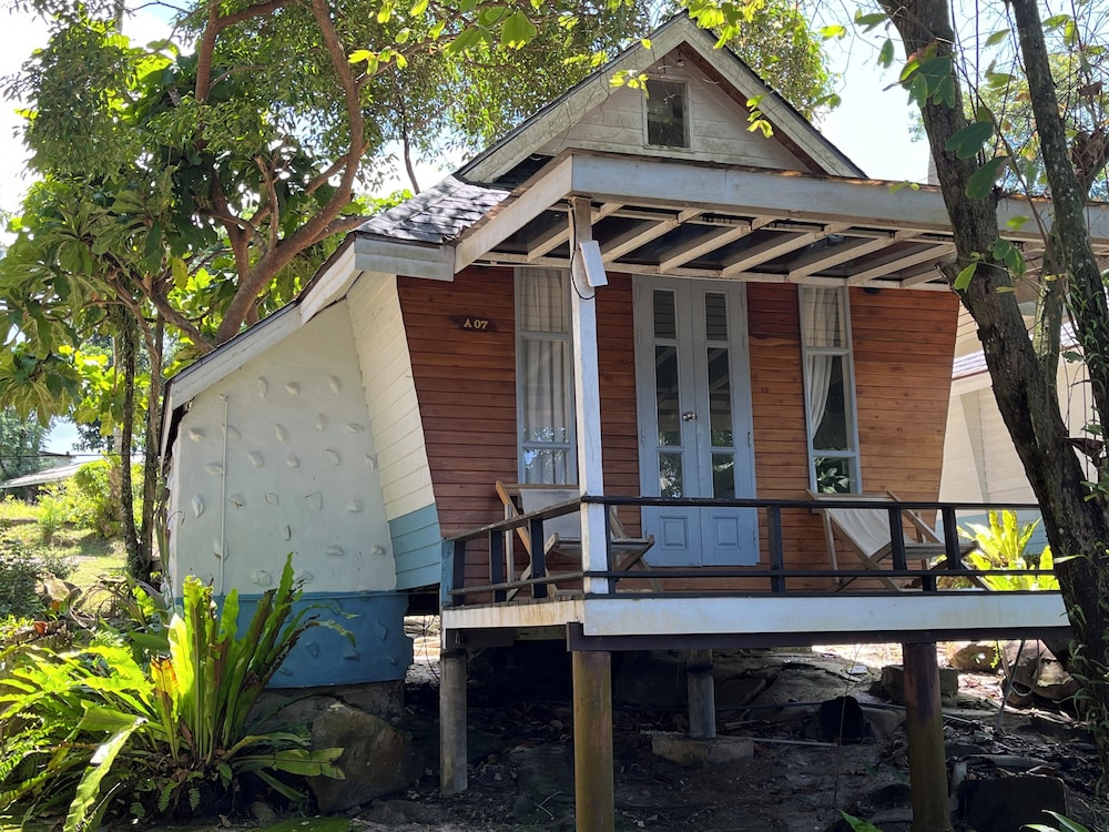 Air-Con Bungalow with Garden Down Hill photo 1