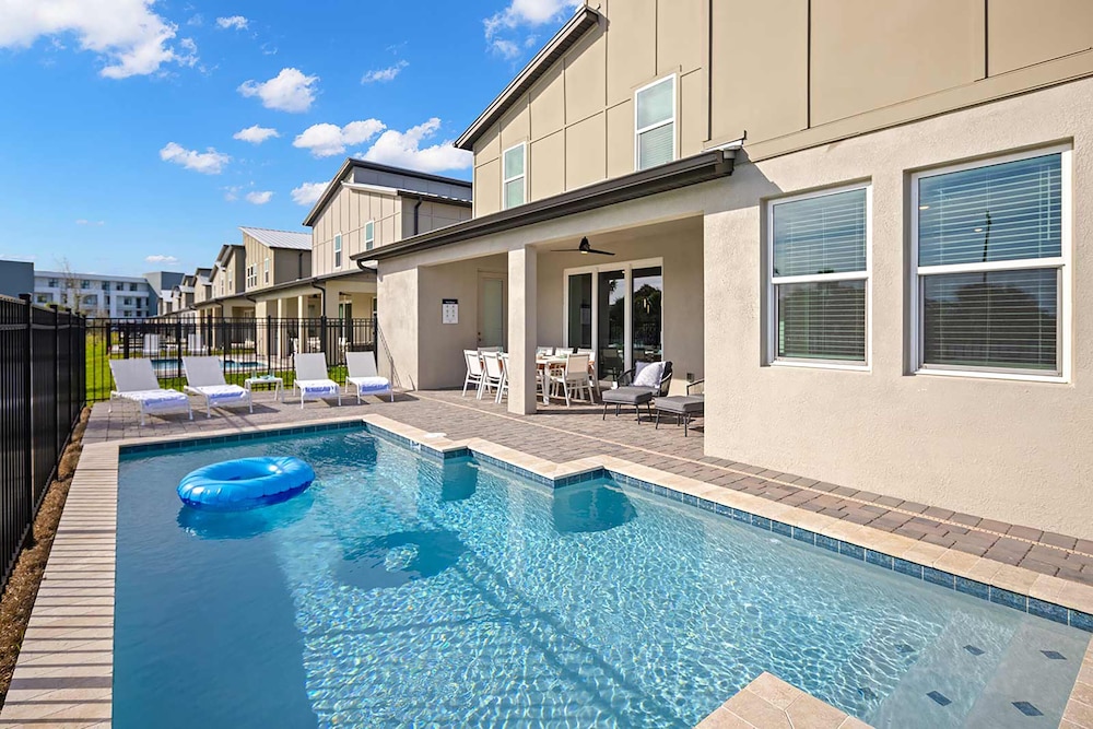 House (8-Bedroom Homes) photo 2