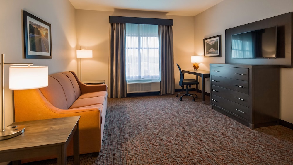 Suite, 1 King Bed, Non Smoking, Refrigerator & Microwave (with Single Sofabed) - Photo 5
