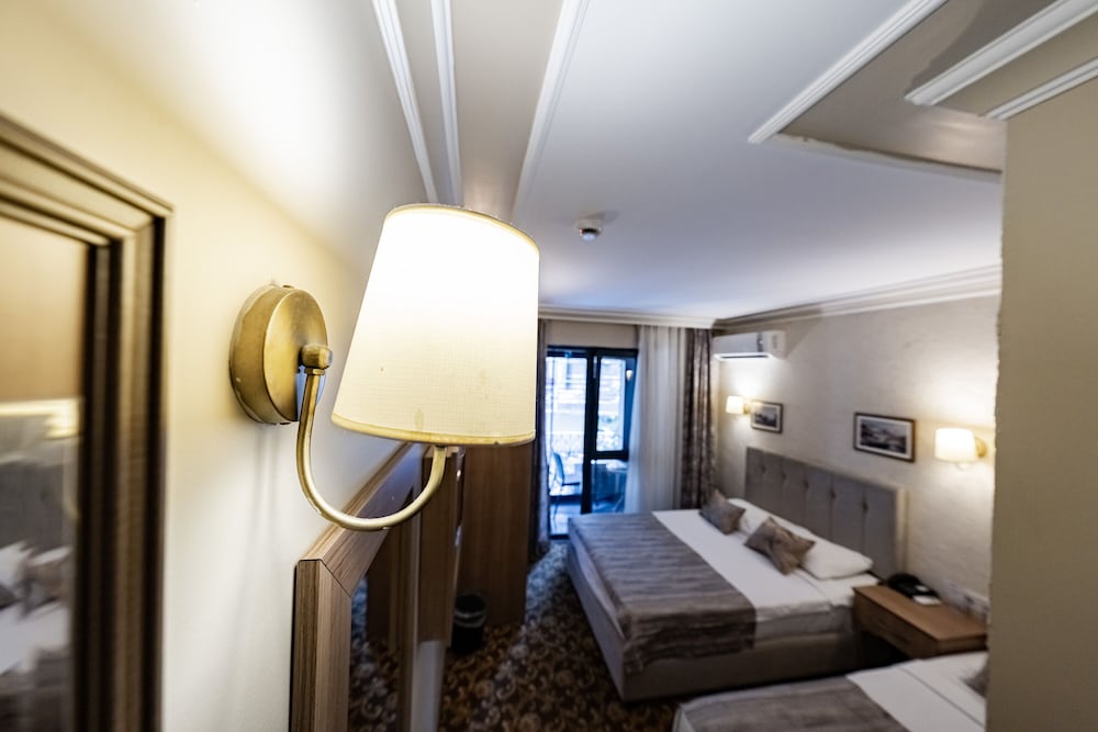 Standard Room - Trp Triple with City View and French Balcony - Photo 2