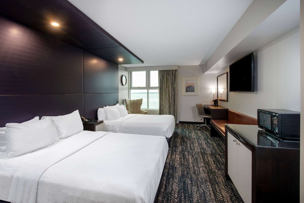 Room, 2 Queen Beds, Non Smoking, Lake View - Photo 2