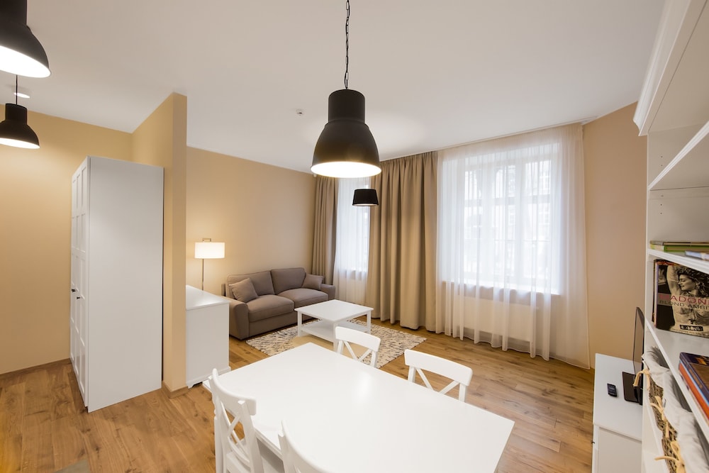 Large One- Bedroom Apartment with Bath photo 2