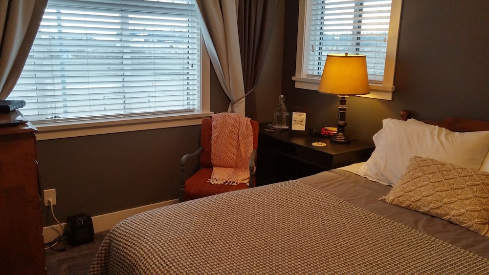 Deluxe Room, 1 Queen Bed, Private Bathroom photo 2