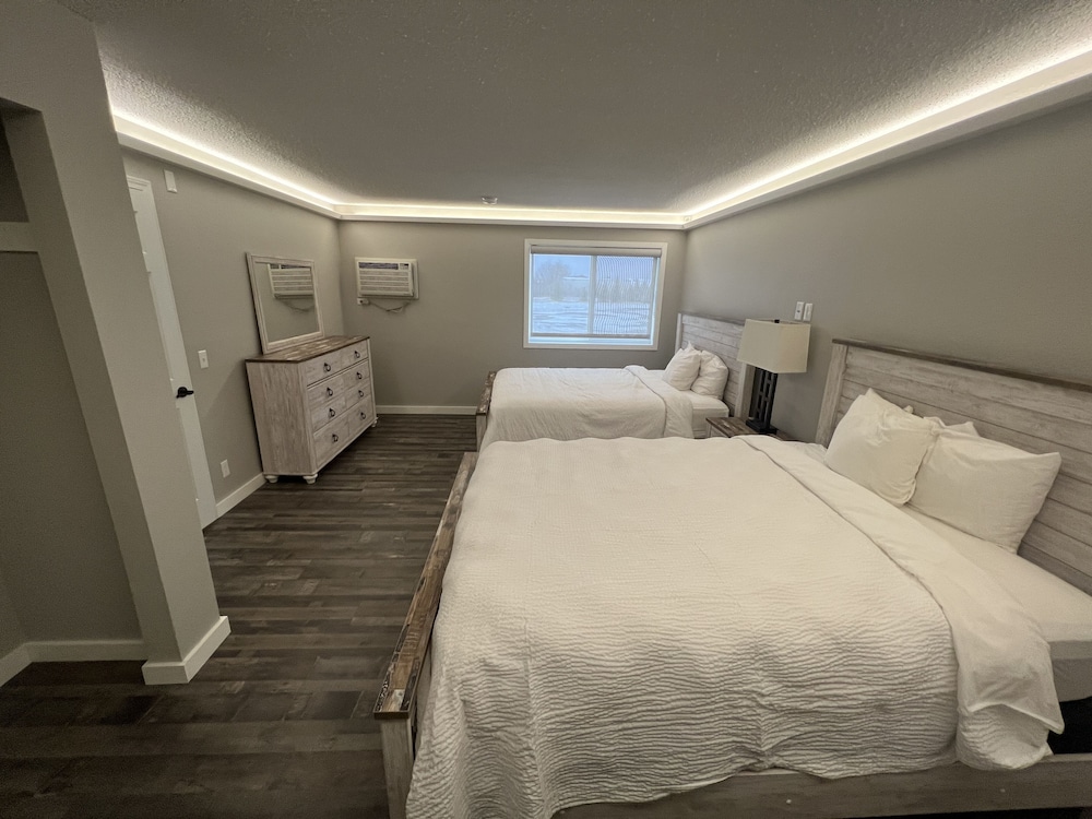 Extended Stay Suite, 4 Queen Beds, Full Kitchen