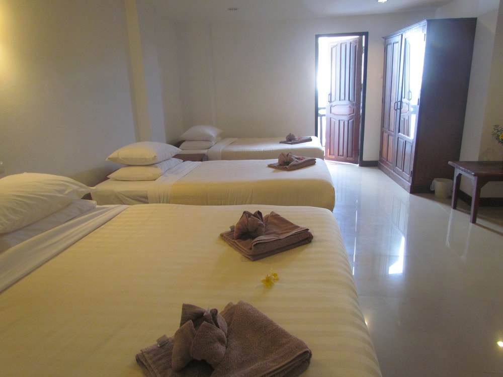 Standard Triple Room (No View) photo 3