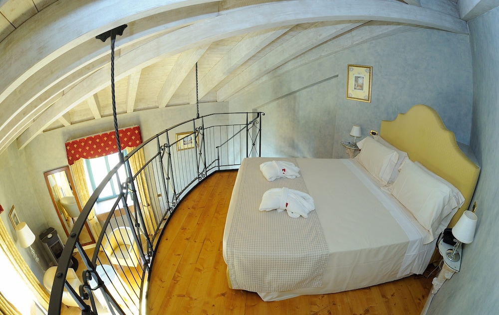 Junior Suite, 1 King Bed, Pool Access (Spa Access)