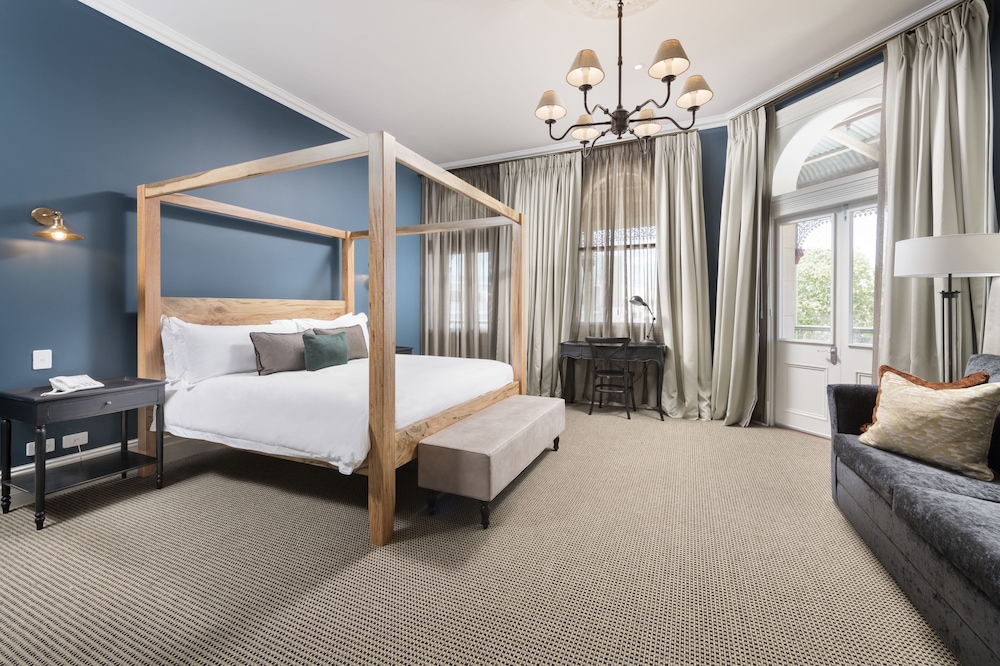 Deluxe Suite, 1 King Bed, Balcony